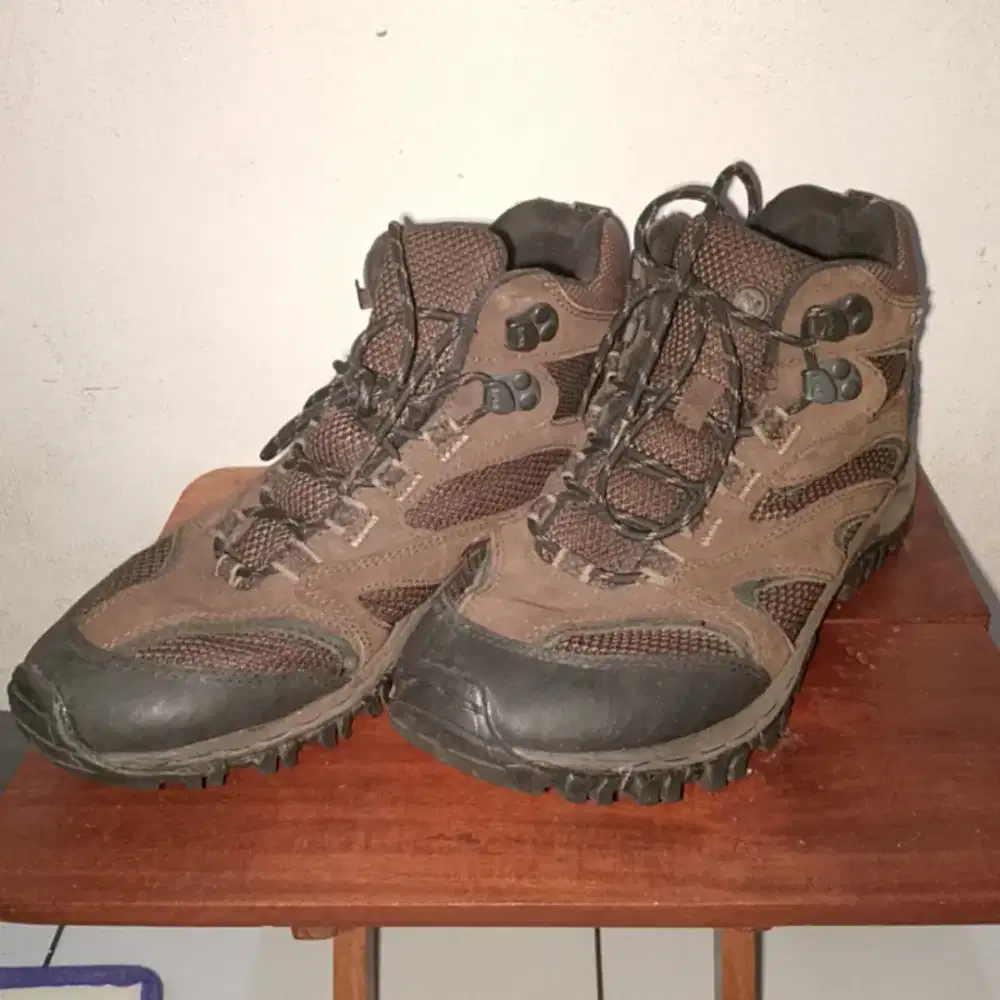Sepatu hiking merrell kondisi bekas bagus terawat