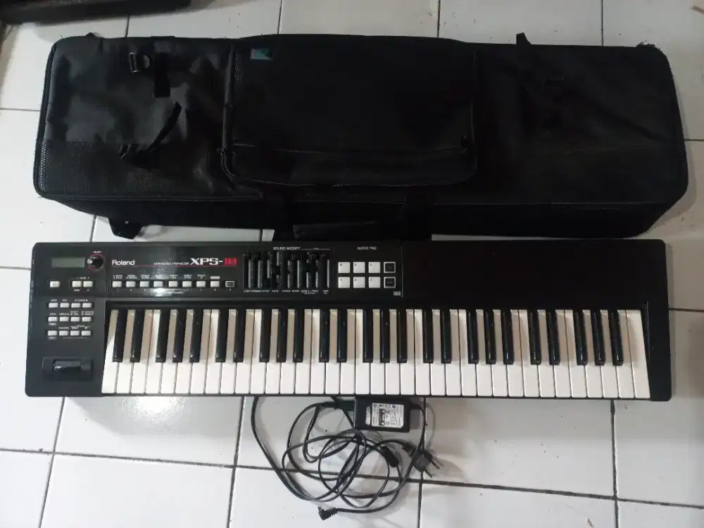 Keyboard merk roland XPS 10 synthesizer 61keys plus gigbag super tebal
