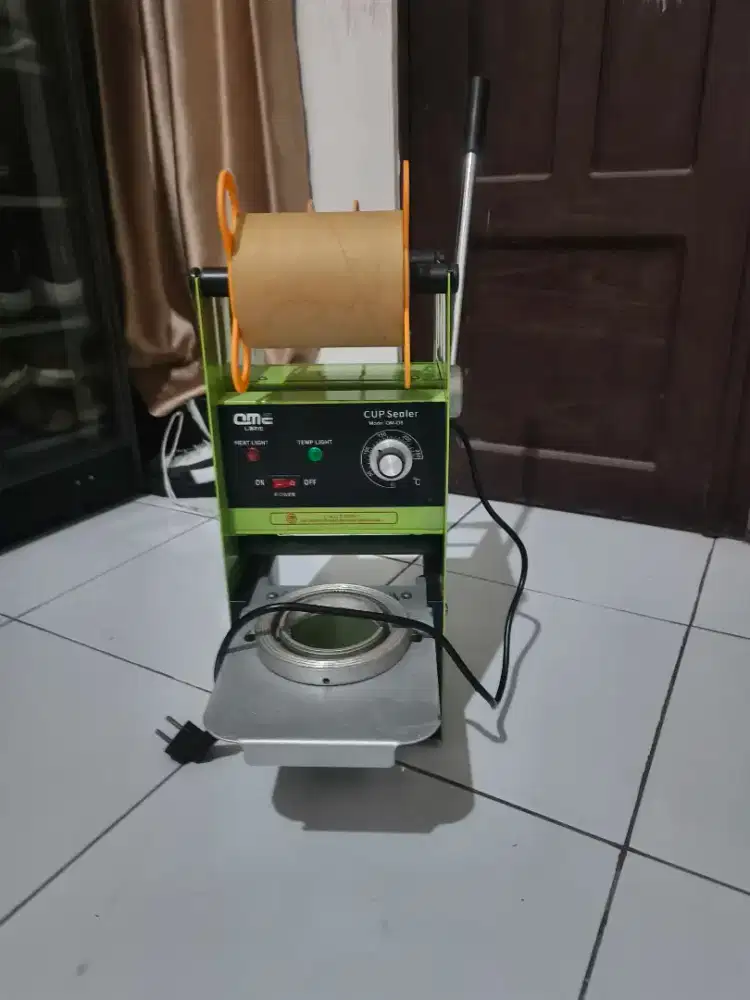 Mesin pres minuman ( Cup Sealer )