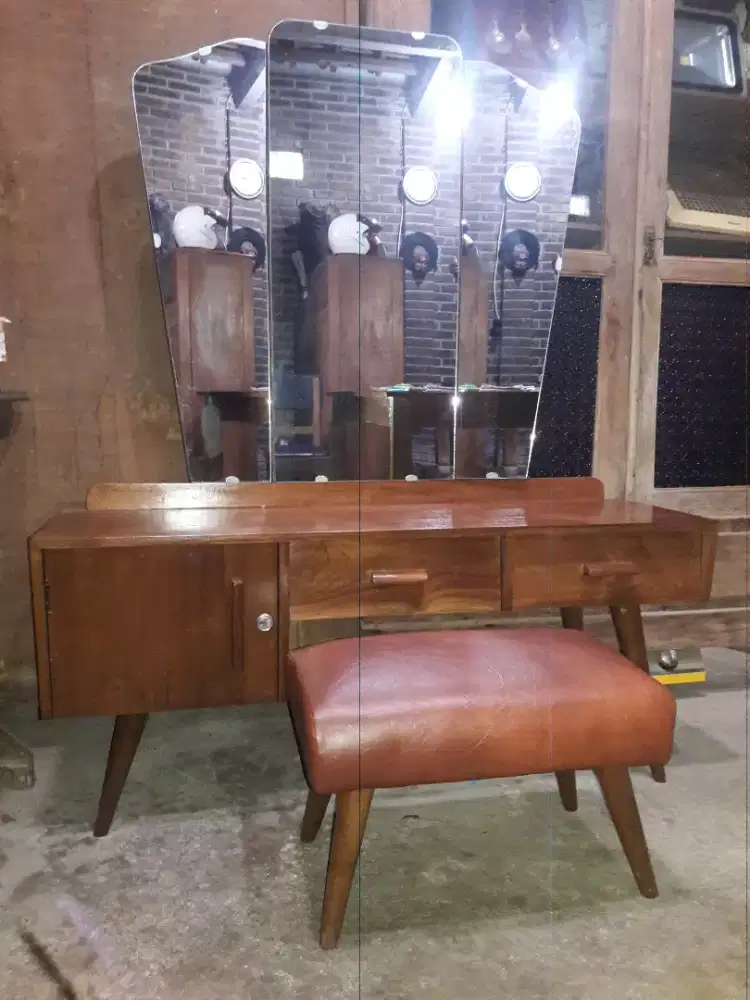 Toalet Kaca Jengki Lawas