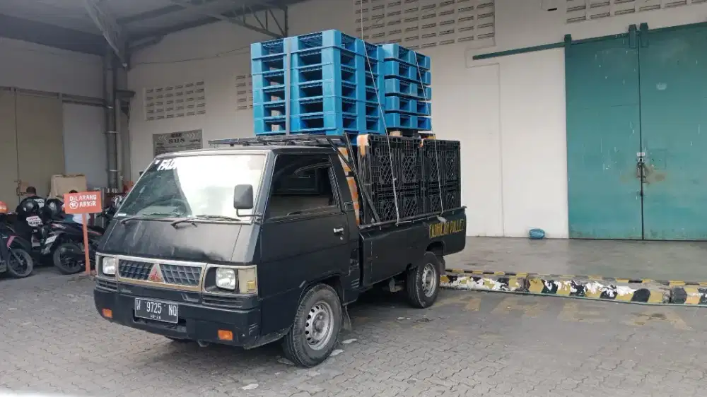 Pallet plastik bekas untuk distribusi