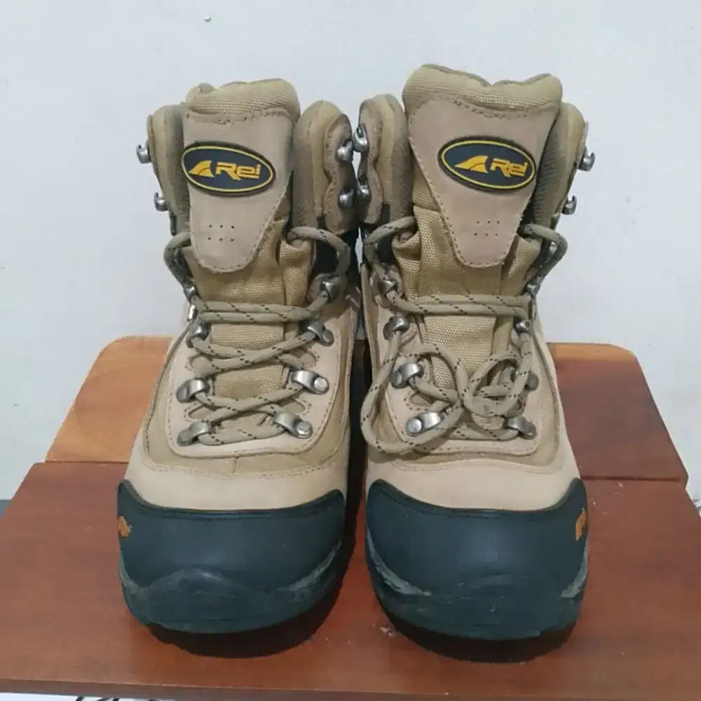 Sepatu hiking AREI original second pemakaian