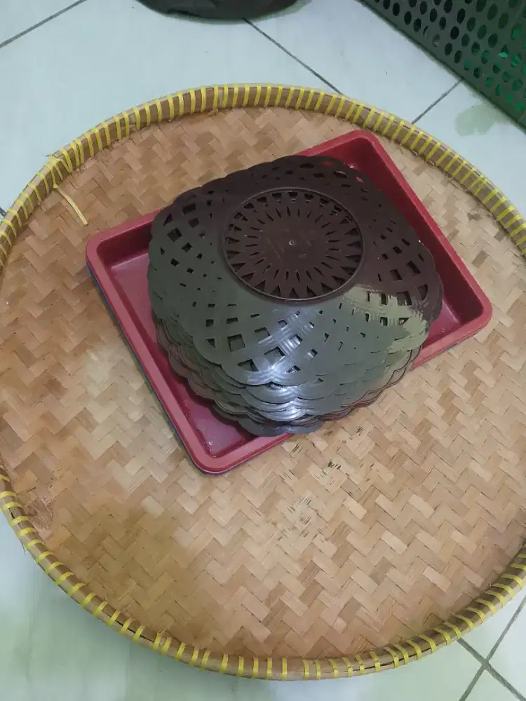 Nampah , piring plastik dan nampan plastik