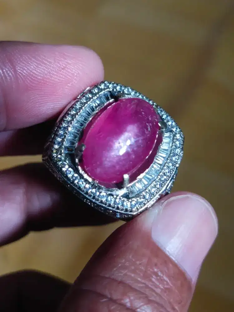 Cincin merah ruby