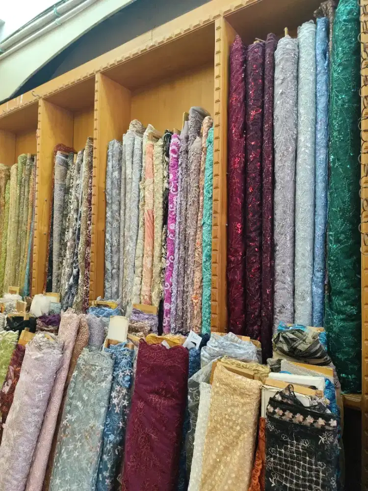 LOWKER untuk 1  Staff Host live dan 1 Admin social Media