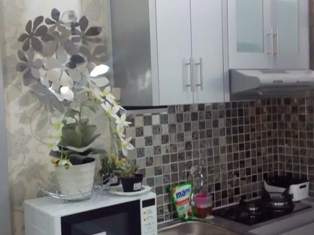 GREEN PRAMUKA 2BR SIAP HUNI FULL FURNISH TINGGAL BAWA KOPER LOKASI STRATEGIS LANTAI DUA