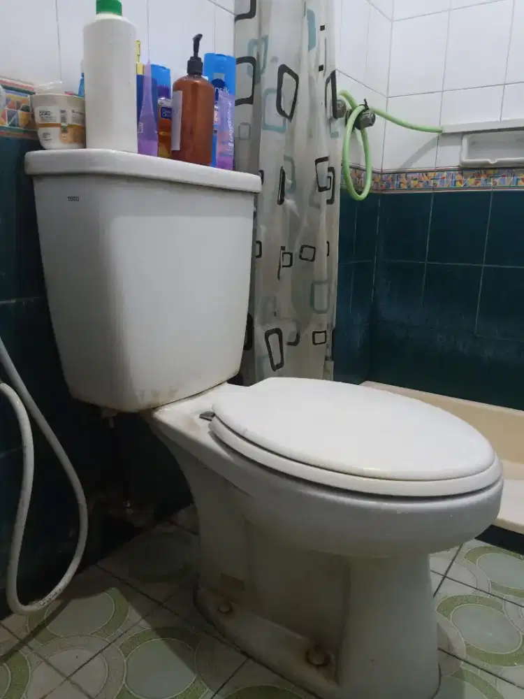 Kloset duduk.merk Toto. Kondisi masih layak