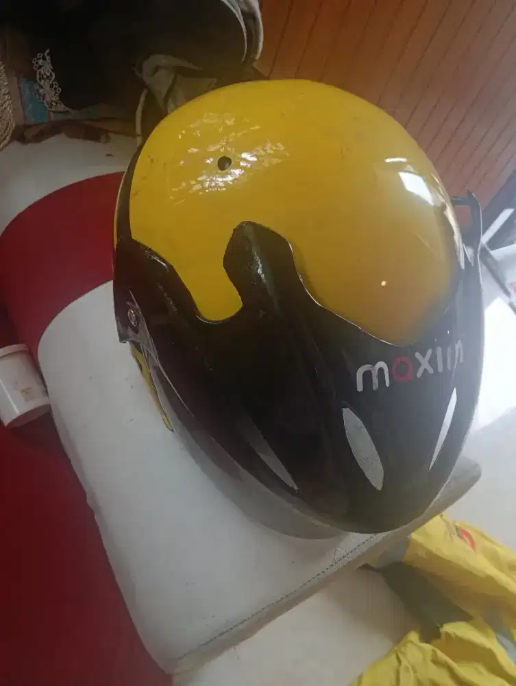 Di jual helm dan jaket Maxim dan grab