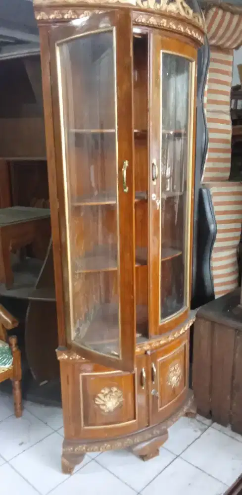 Almari hias sudut kayu jati model setengah lingkaran