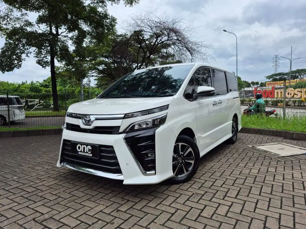 TOYOTA VOXY 2.0 AT 2018