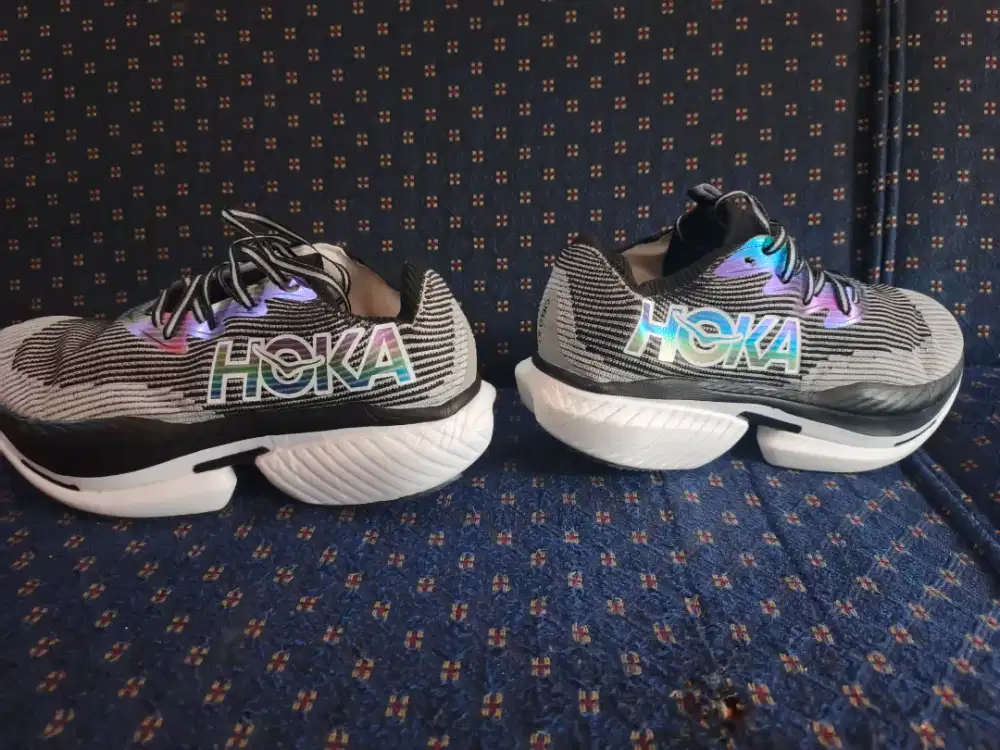 hoka size 45 running karbon plat ringan empuk lari semakin kencang