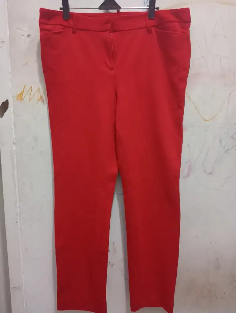 Celana wanita merah cabe