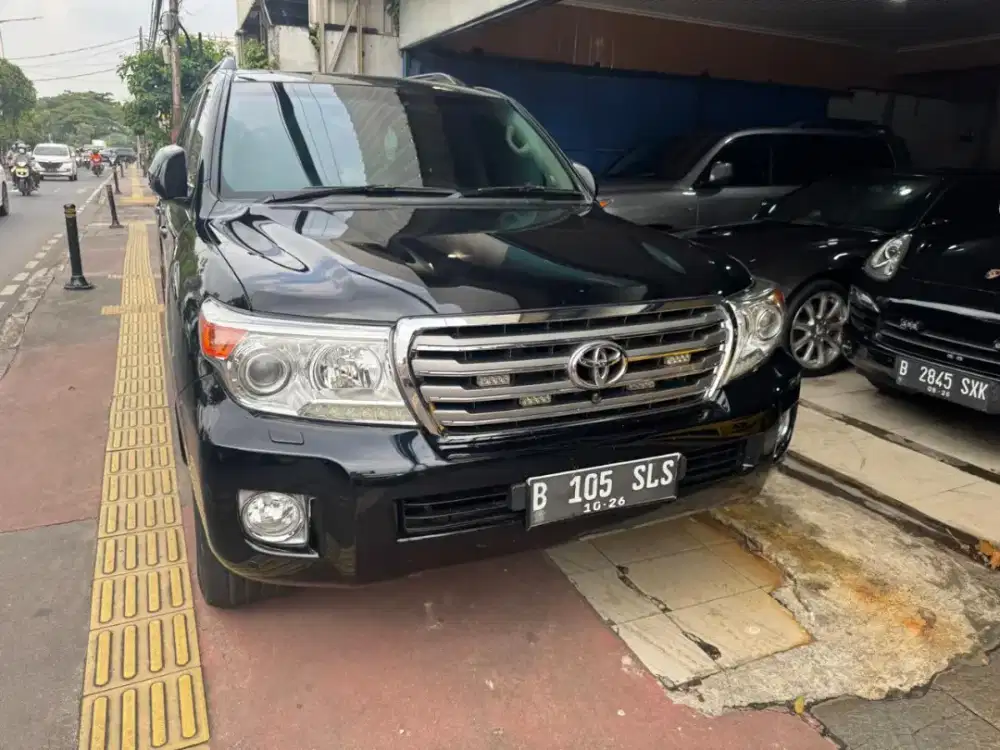 Toyota landcruiser dieswl VX 200 th 2013AT km 70rb