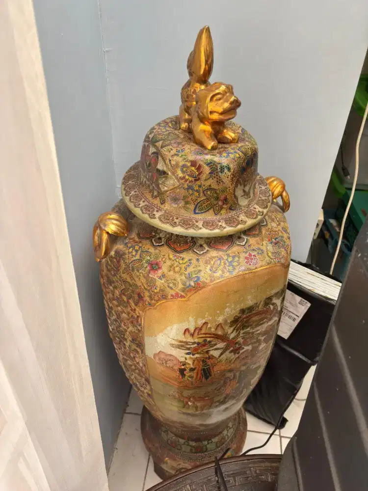 Guci Porcelaine Antik Dengan Tatakannya