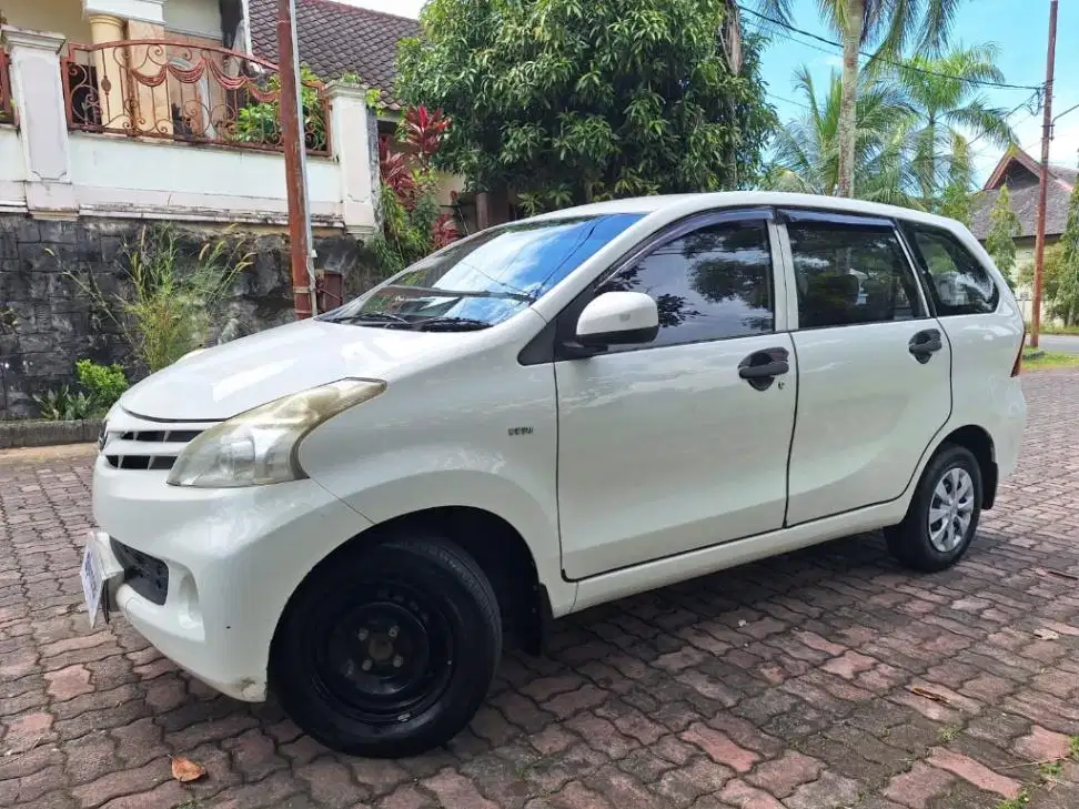 Low KM Toyota Avanza 1.3 E Bensin-MT 2013