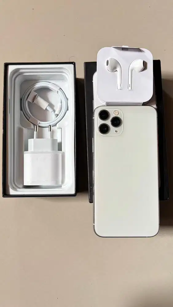 Dijual iphone 11 pro warna silver 256GB