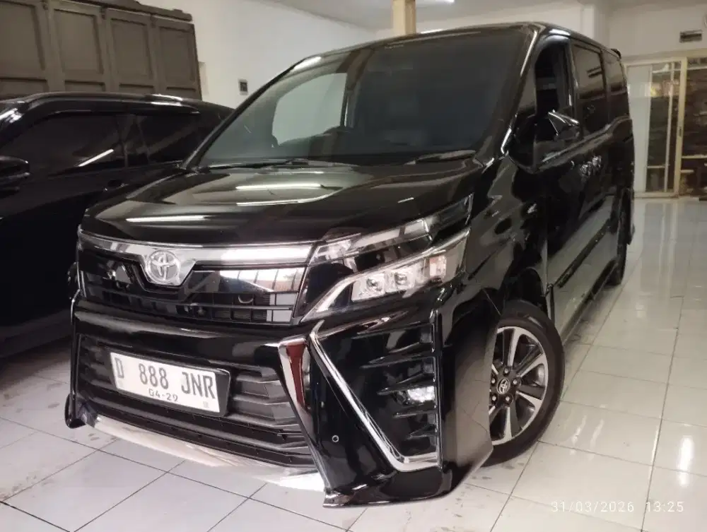 Mulus Toyota Voxy AT Hitam