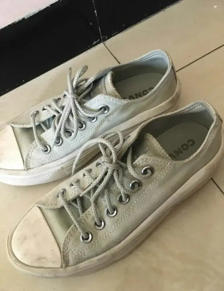 Sepatu Bekas Converse Chuck Taylor