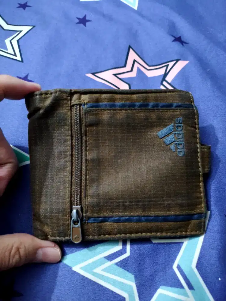 Dompet coklat ad di das