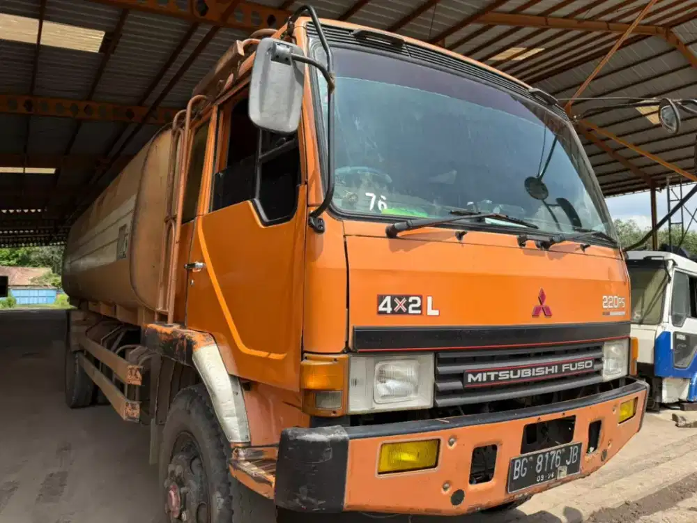 Truk Mitsubishi Fuso 4x2L 2012 tangki CPO 19KL bagus siap kerja