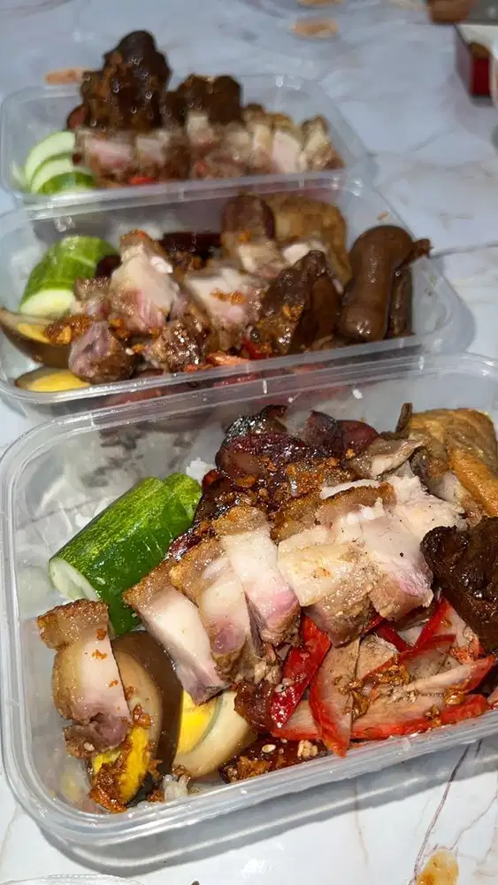 DI CARI PELAYAN WANITA UNTUK RUMAH MAKAN