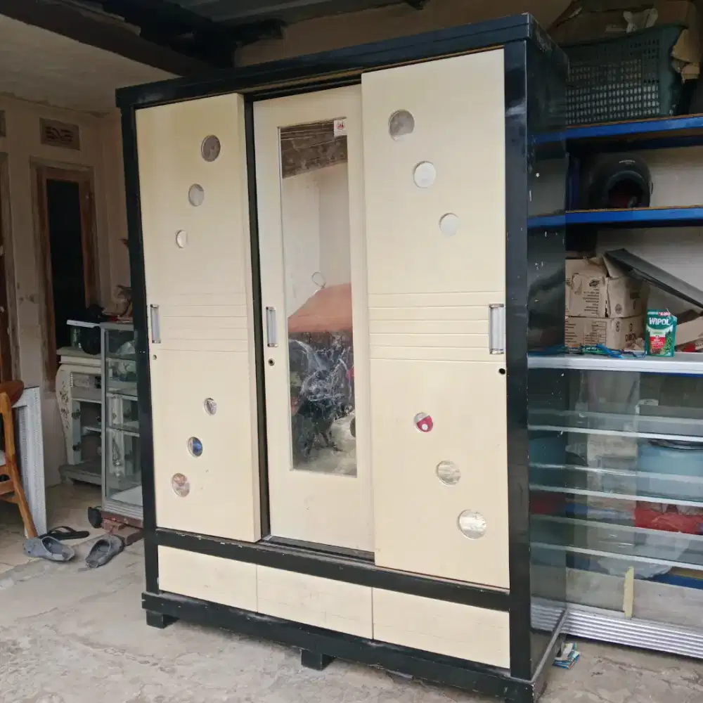 Lemari baju geser 3 pintu