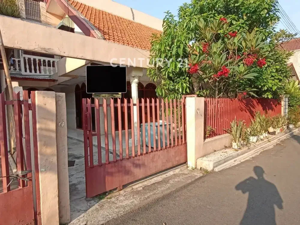Rumah Besar 3 Lantai Dekat RS Duren Sawit Akses Mudah Carport