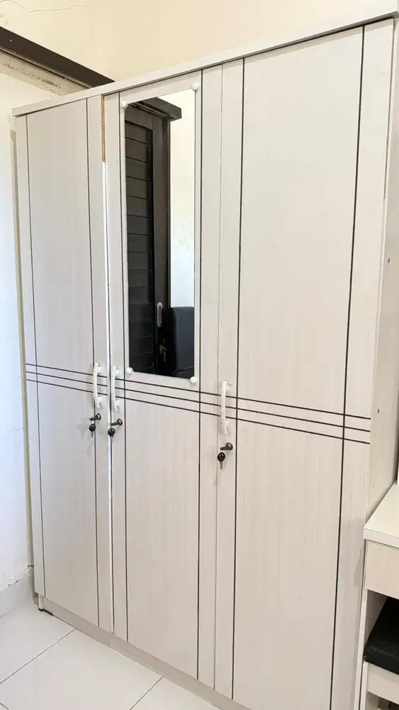 Lemari 3 pintu kayu multiplek bekas
