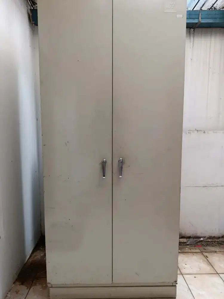 Lemari besi bekas kantor
