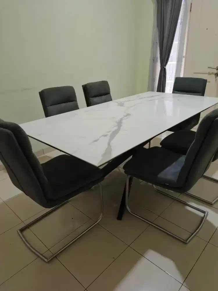 Di jual meja makan mulus no mines  ukuran panjang 2meter