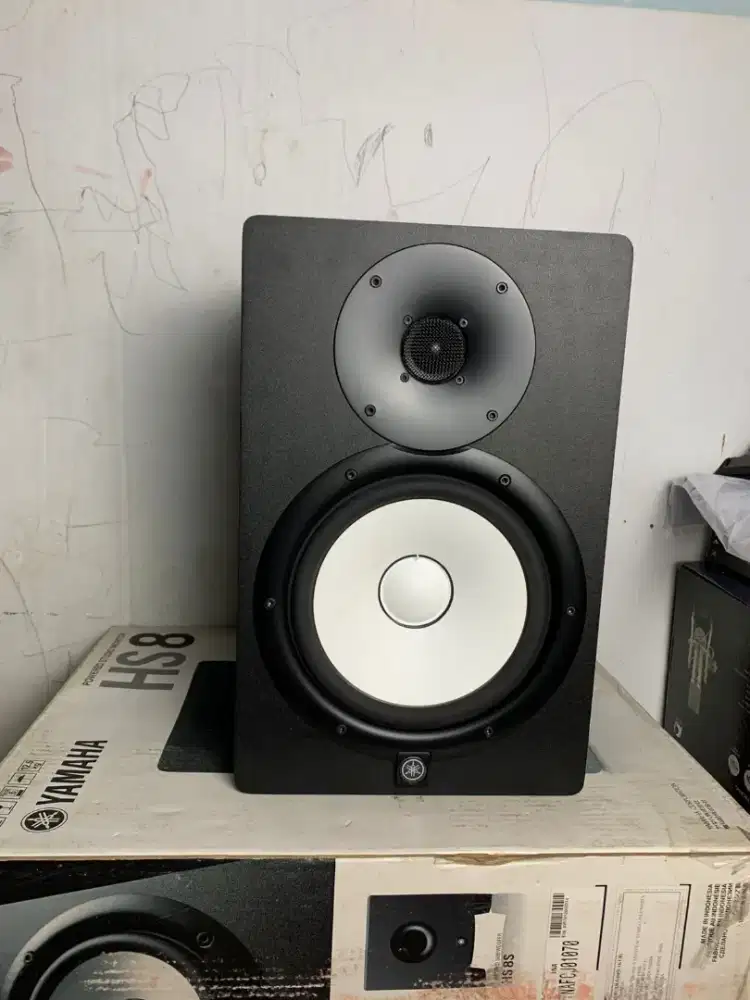 Speaker Monitor Flat Yamaha HS 8 (Hitam