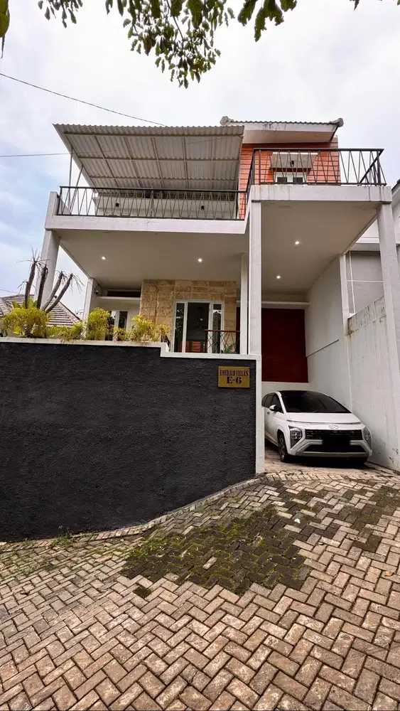 DIJUAL RUMAH VILLA 2 LANTAI FULL FURNISHED EMERALD VILLAS BATU!