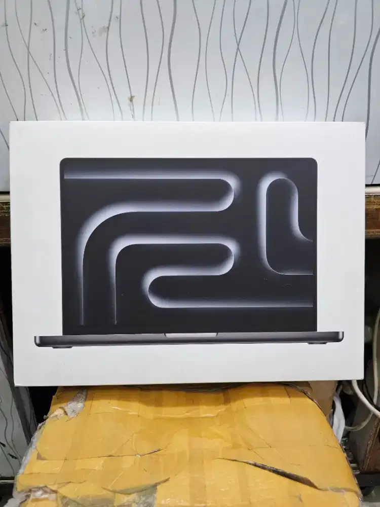 Macbook pro m4 14 inch 16/512 like new cc 11 garansi on