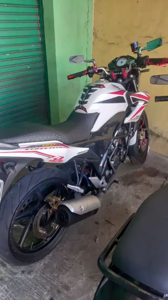 Di jual motor honda cb150r tahun 2015