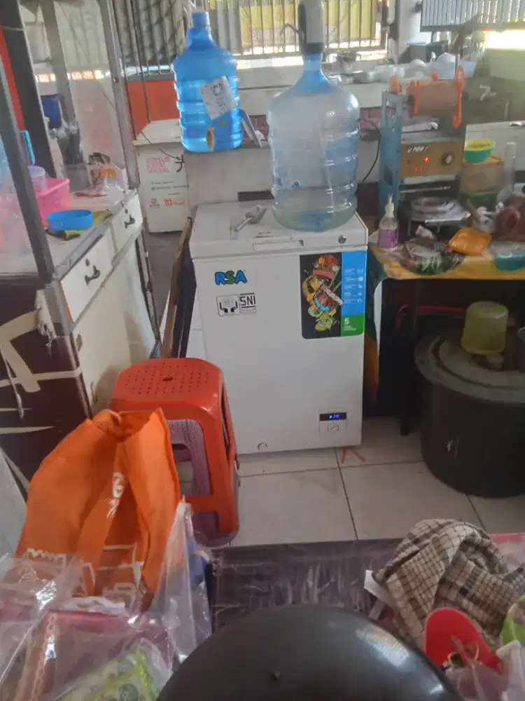 Frizer pembeku / kulkas pendingin