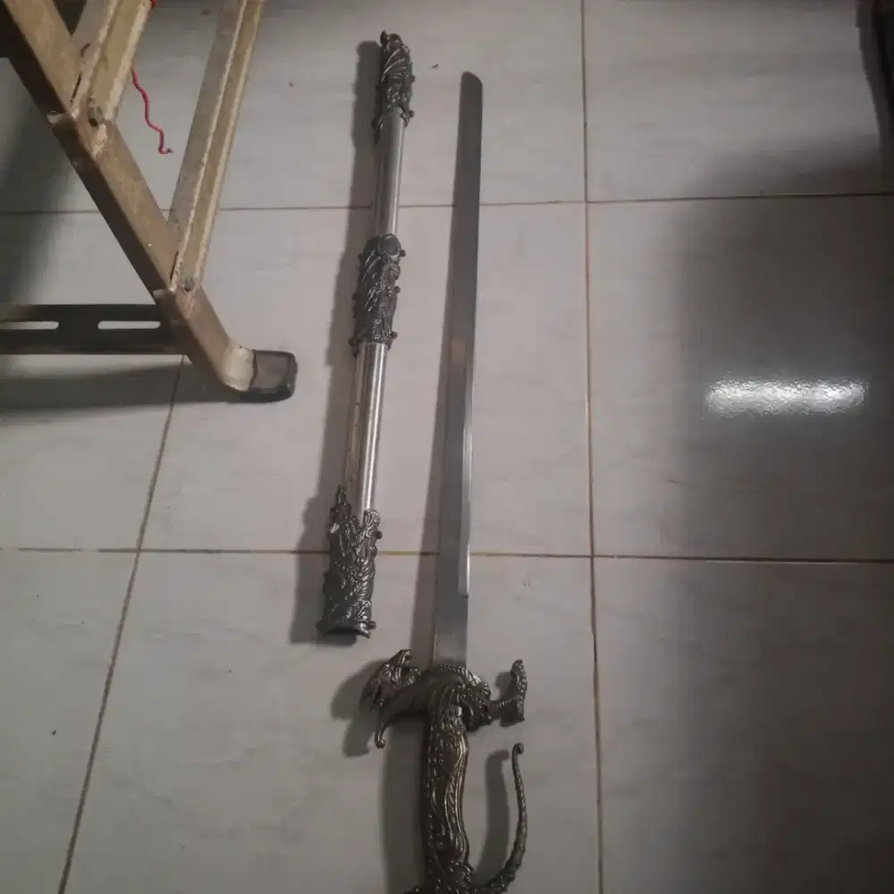 Koleksi pajangan pedang.