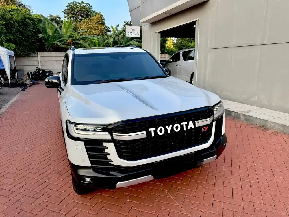 Toyota Land Cruiser 300 GR S 2023 AT precious white