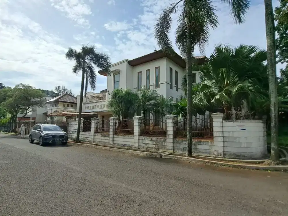 Jual Cepat Rumah Posisi Hook Dalam Kompleks Dengan Halaman Luas di Sektor 1 Bintaro