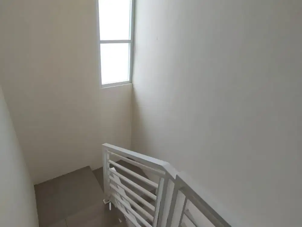 Sewa Rumah 2 lantai siap huni di Sherwood TKI V