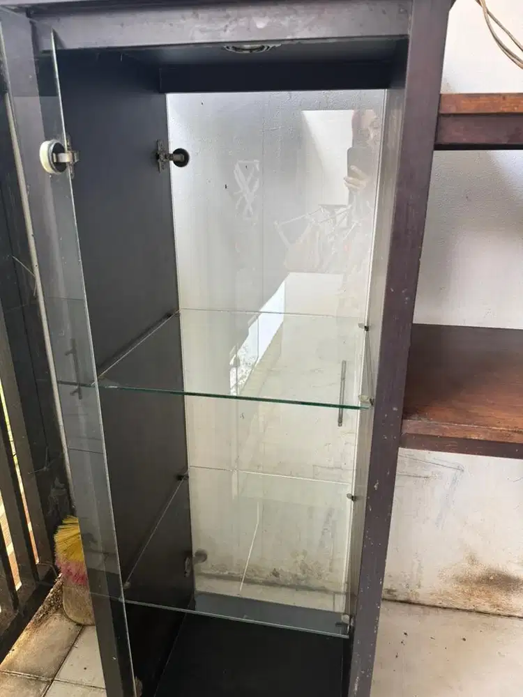 Lemari kaca pintu dan belakang