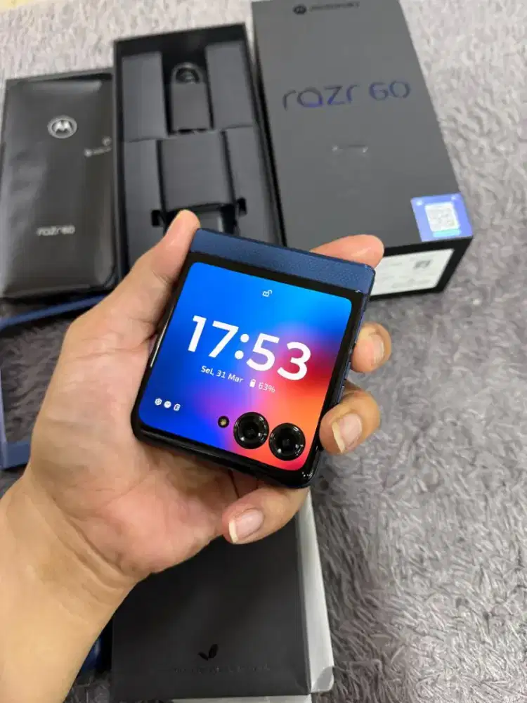 Motorola Razr 60 8/256GB 5G Fullset Garansi Resmi 2 Minggu Pakai