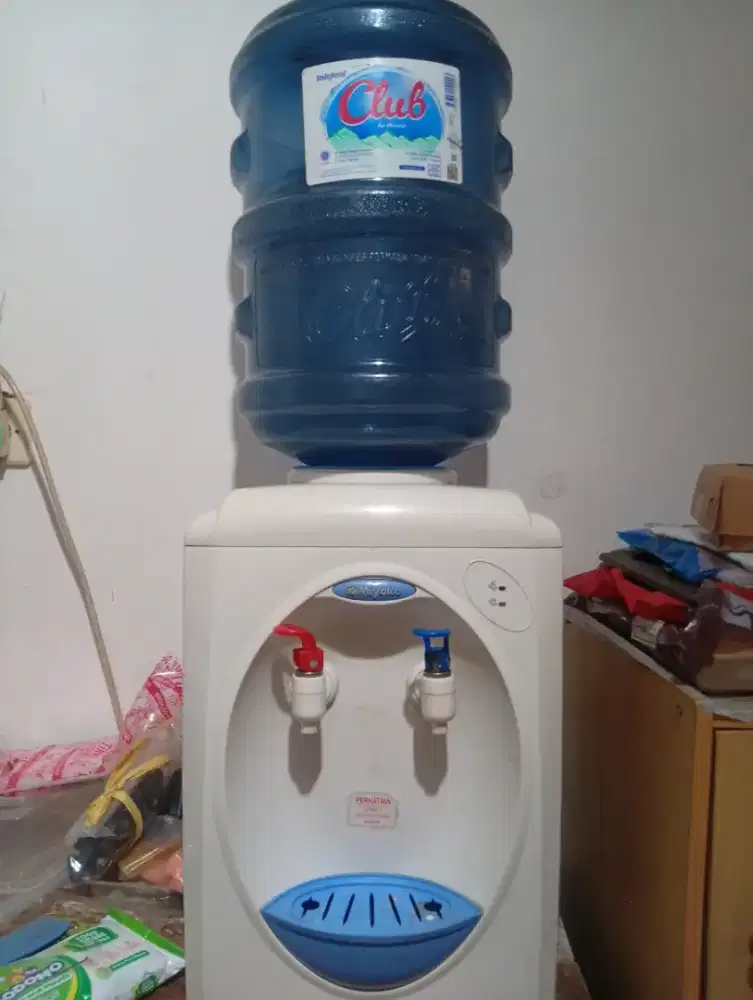 Satu paket Dispenser dan galonnya