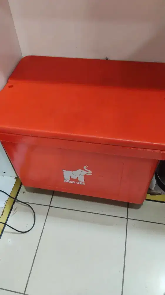 Box Es / Cooler box Marvel 35 Liter