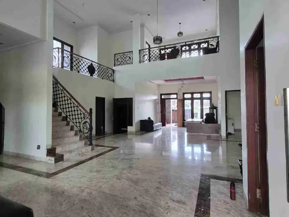 disewakan rumah ada kolam renang