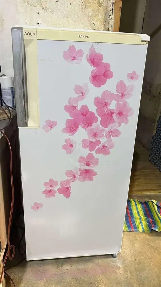 Kulkas 1 pintu merk sanyo, kondisi bagus, normal. Alamat daya