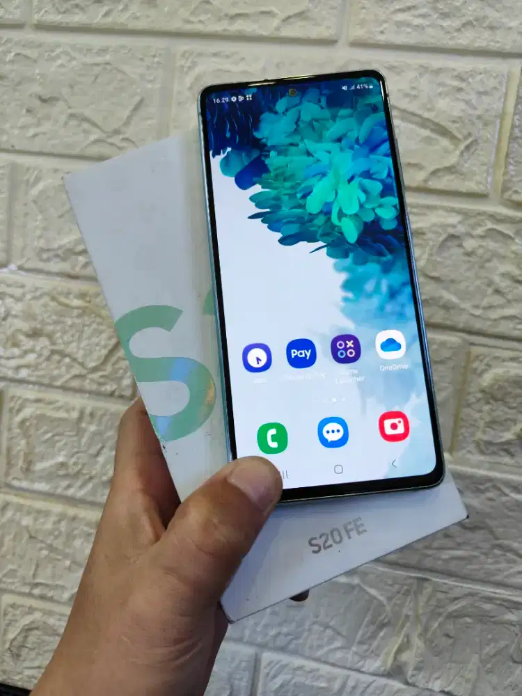 Samsung S20 FE 8/256gb (retak sehelai)