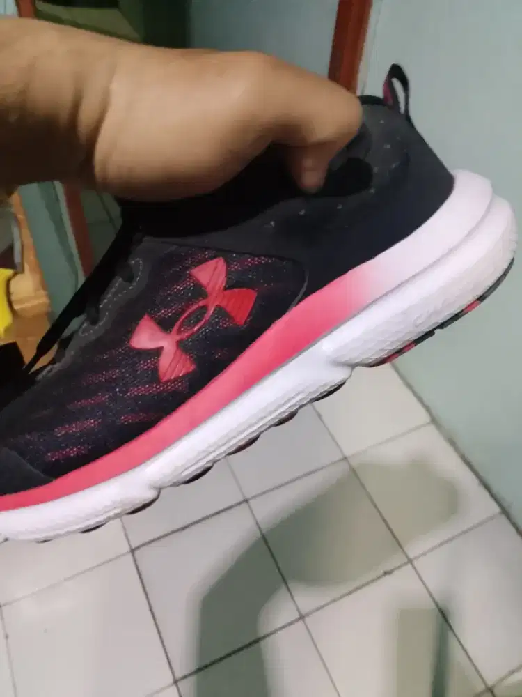 Sepatu under armour
