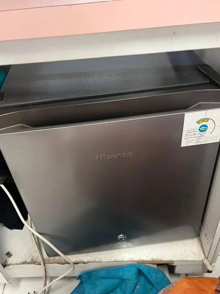 Hisense RR68D4IGN Kulkas Mini Portable 42L Lemari Es Mini Bar Silver
