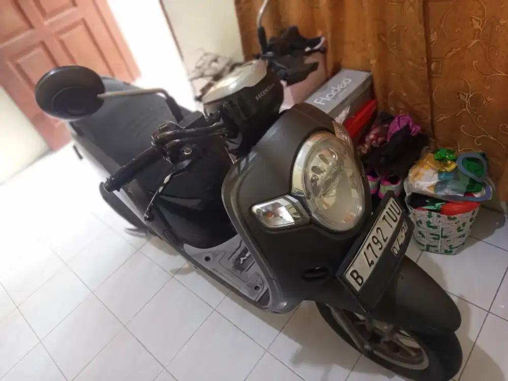Scoopy Stylish 2018 Abu-abu Limitee Edition