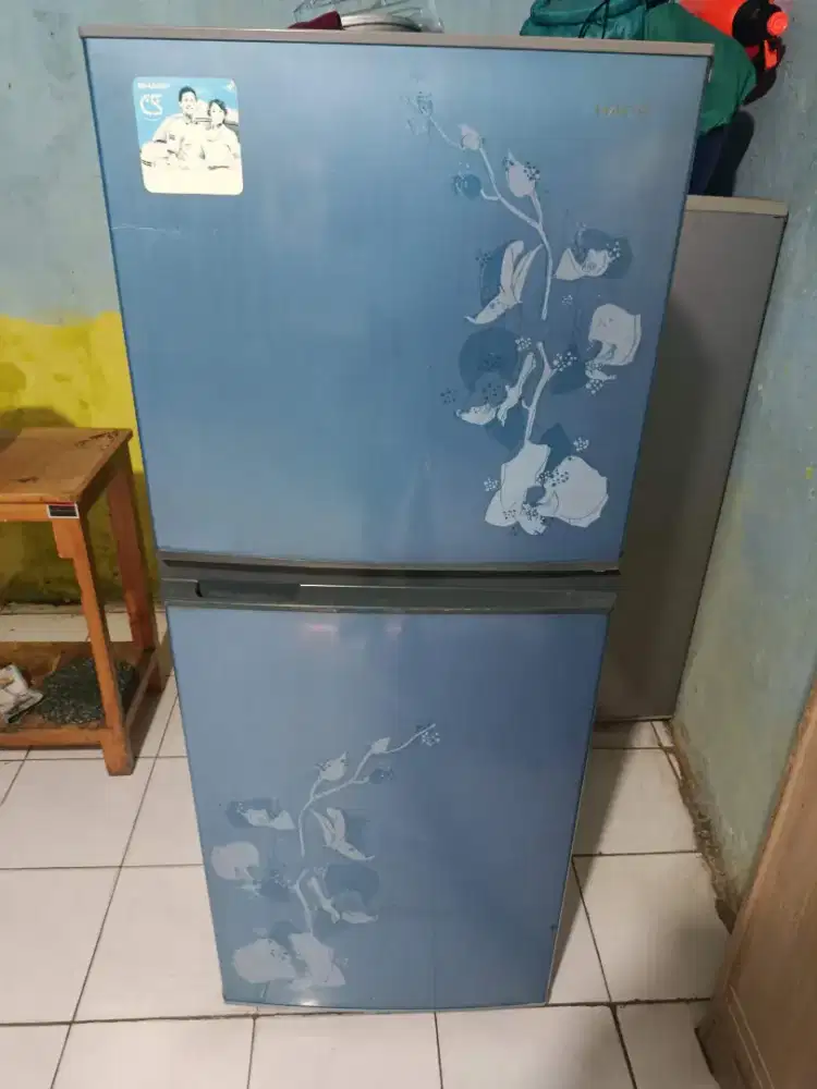 Kulkas 2 pintu merek Sharp